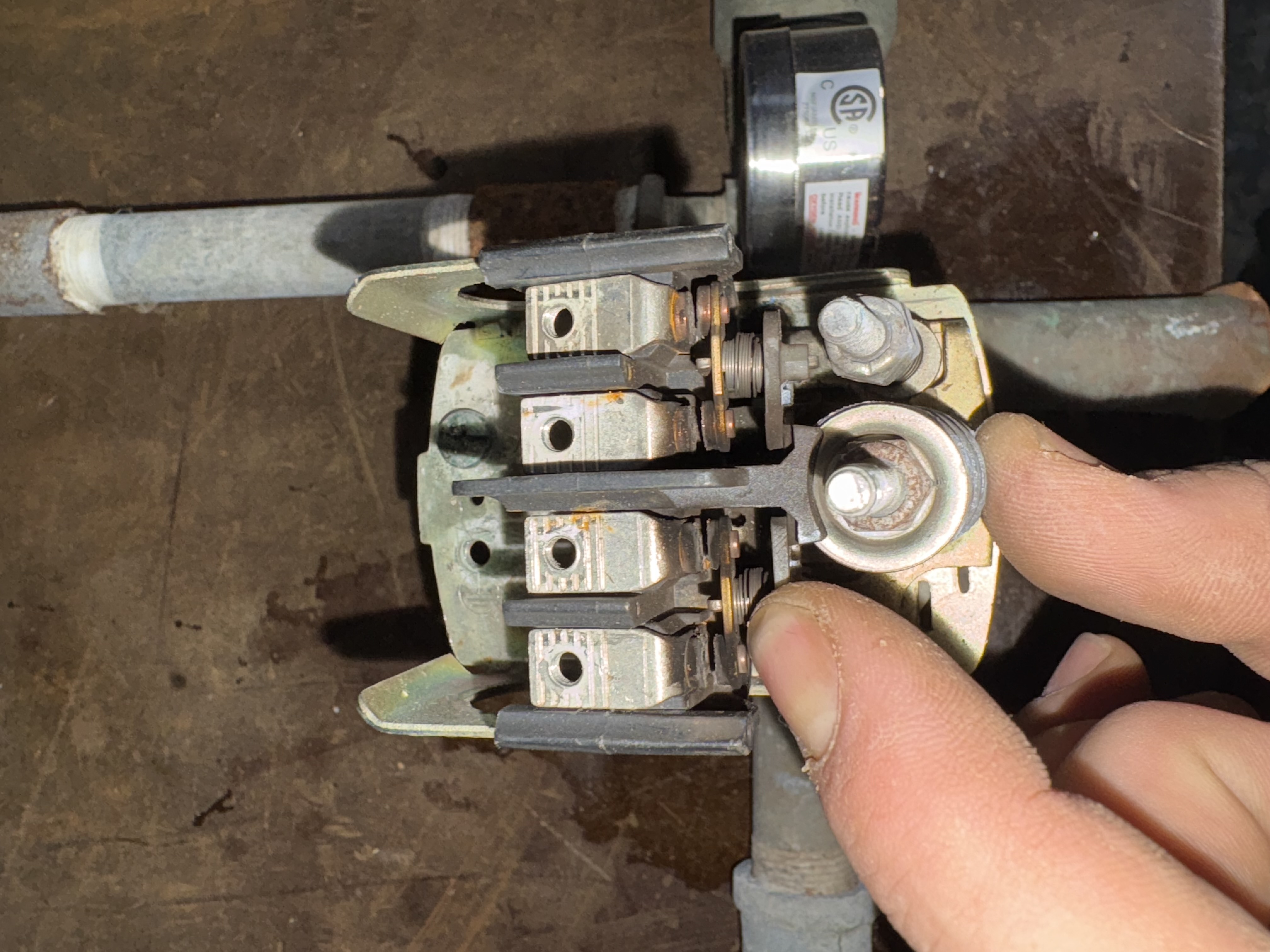 Faulty pressure switch with burnt contacts